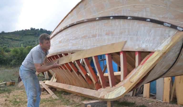 Samsun’un Yakakent ilçesinde yaşayan Ünsal Sarışan 38 yıldır tekne yapıyor