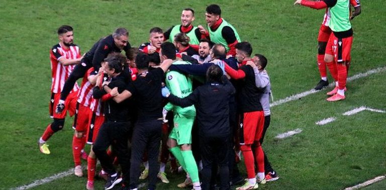 Samsunspor’a galibiyeti getiren golleri 71. dakikada Yasin Öztekin ve 90+6’da Berk Taşkın kaydetti