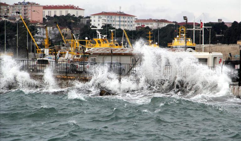 Karadeniz’de kuvvetli fırtına etkili oldu